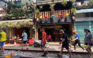 Phố cà phê đường tàu Hà Nội, xóa bỏ hay giữ lại cho du lịch?