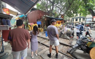 Du khách nước ngoài vẫn kéo đến phố cà phê đường tàu Hà Nội