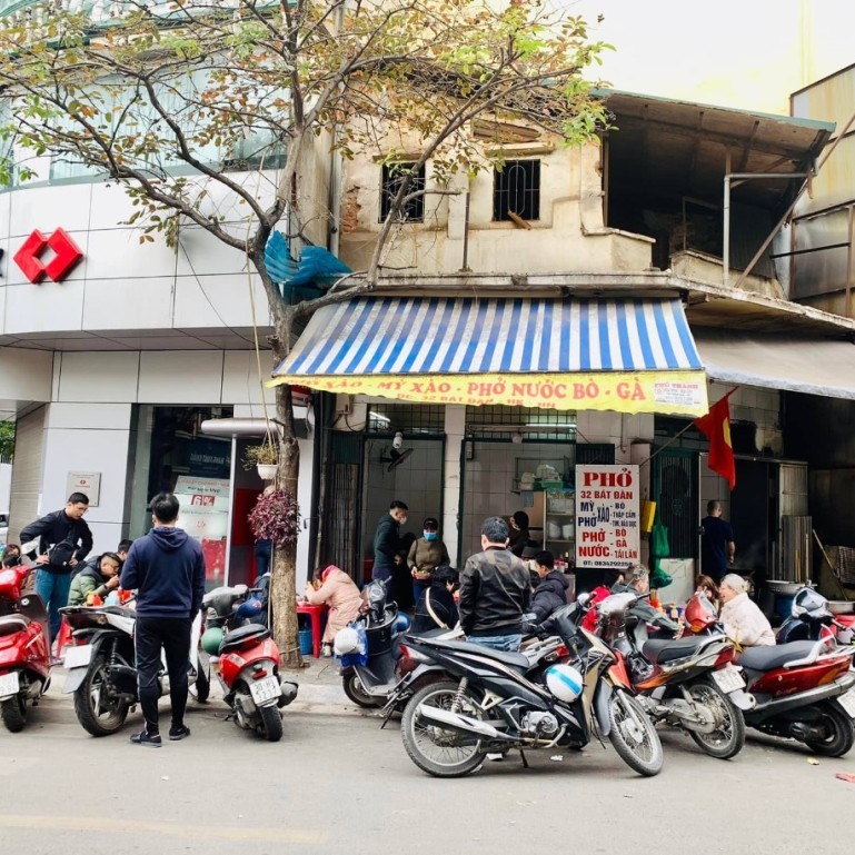 Không Gian & Trải Nghiệm Tại Phở Xào 32 Bát Đàn: Điều Gì Làm Nên Sự Khác Biệt?