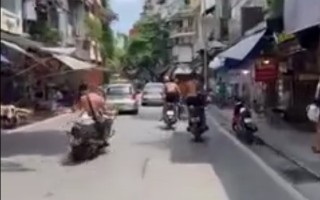 Xe máy náo loạn phố cổ bởi nhóm người nước ngoài