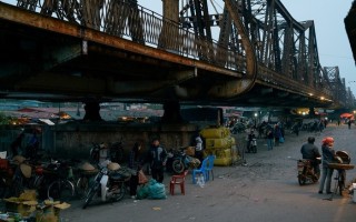 Hà Nội về đêm với chợ Long Biên không ngủ