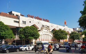 Bên ngoài Chợ Đồng Xuân 360