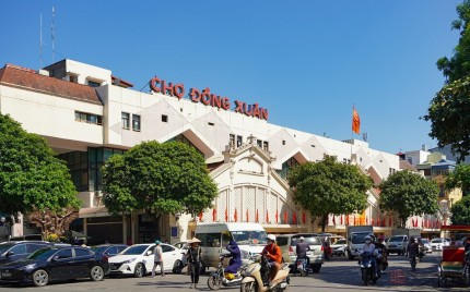 Bên ngoài Chợ Đồng Xuân 360