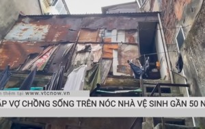 Gần 50 năm sống trên nóc nhà vệ sinh tập thể ở phố Hàng Bạc, quận Hoàn Kiếm, thành phố Hà Nội.