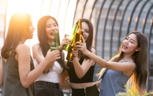 Vui vẻ cùng nhóm bia chị em
