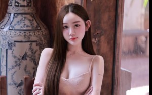 Người đẹp bên gốm
