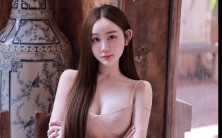Người đẹp bên gốm