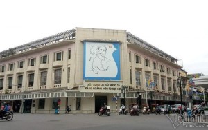 Bức tranh Bác Hồ với cháu thiếu nhi được treo trang trọng ở ngã tư Tràng Tiền – Đinh Tiên Hoàng