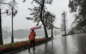 Dạo bộ quanh Hồ Gươm tháng 4 2025