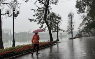 Dạo bộ quanh Hồ Gươm tháng 4 2025