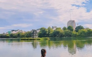 Ánh Dương Nguyễn Lê dạo phố