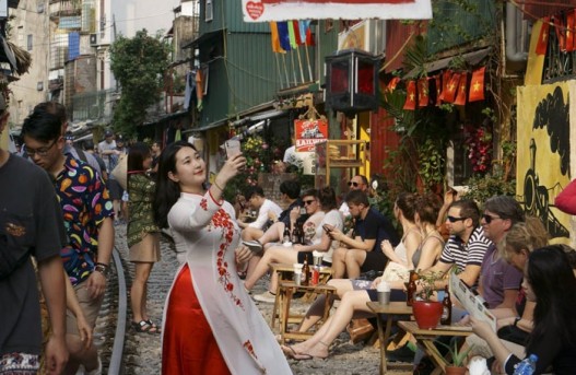 Phố Đường Tàu Hà Nội-Ngõ 224 Lê Duẩn: Trải nghiệm tuyệt vời bạn có thể có ở Việt Nam