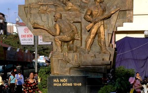Bức phù điêu “Hà Nội - Mùa Đông 1946” tại chợ Đồng Xuân