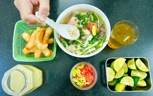 Thưởng thức ẩm thực tại phố cổ