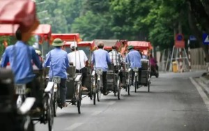 Walking Tour (Đi bộ ngắm cảnh + ăn uống) hay kết hợp các phương tiện truyền thống như Xích lô / Xe máy Vespa cổ