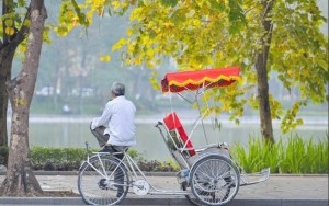 Experience Hanoi sightseeing by cyclo (Tự trải nghiệm du lịch Hà Nội bằng xích lô)
