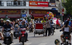 Thời hoàng kim của xích lô Hà Nội qua ống kính người Nhật