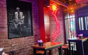 Không khí quán Local Bar trên phố Tạ Hiện