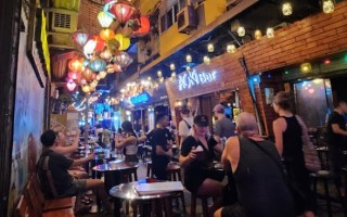 Trải nghiệm tại Tom's Bar và khu vực phố cổ Hà Nội,