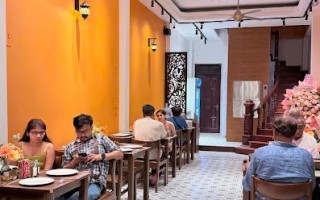 Shree Gopal Pure Veg Restaurant trên phố Bát Đàn