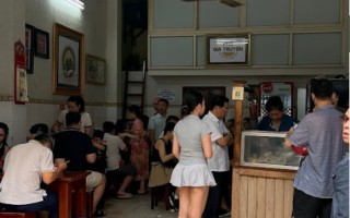 Phở Gia Truyền Bát Đàn trên phố Bát Đàn