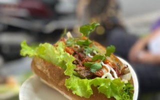 Bánh Mì Dasco trên phố Bát Đàn