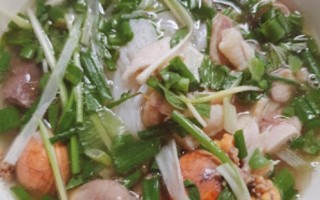 Phở Gia Truyền Bát Sứ trên phố Bát Sứ