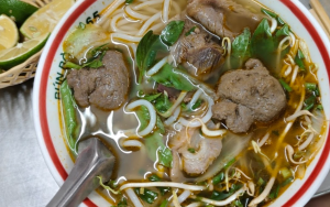 Pho Binh trên phố Bát Sứ
