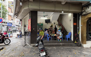 Bia Phượng (2 P. Bát Sứ, Phố cổ Hà Nội)