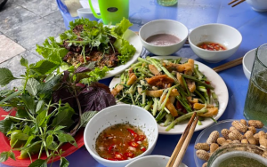 Bia Phượng trên phố Bát Bát Sứ